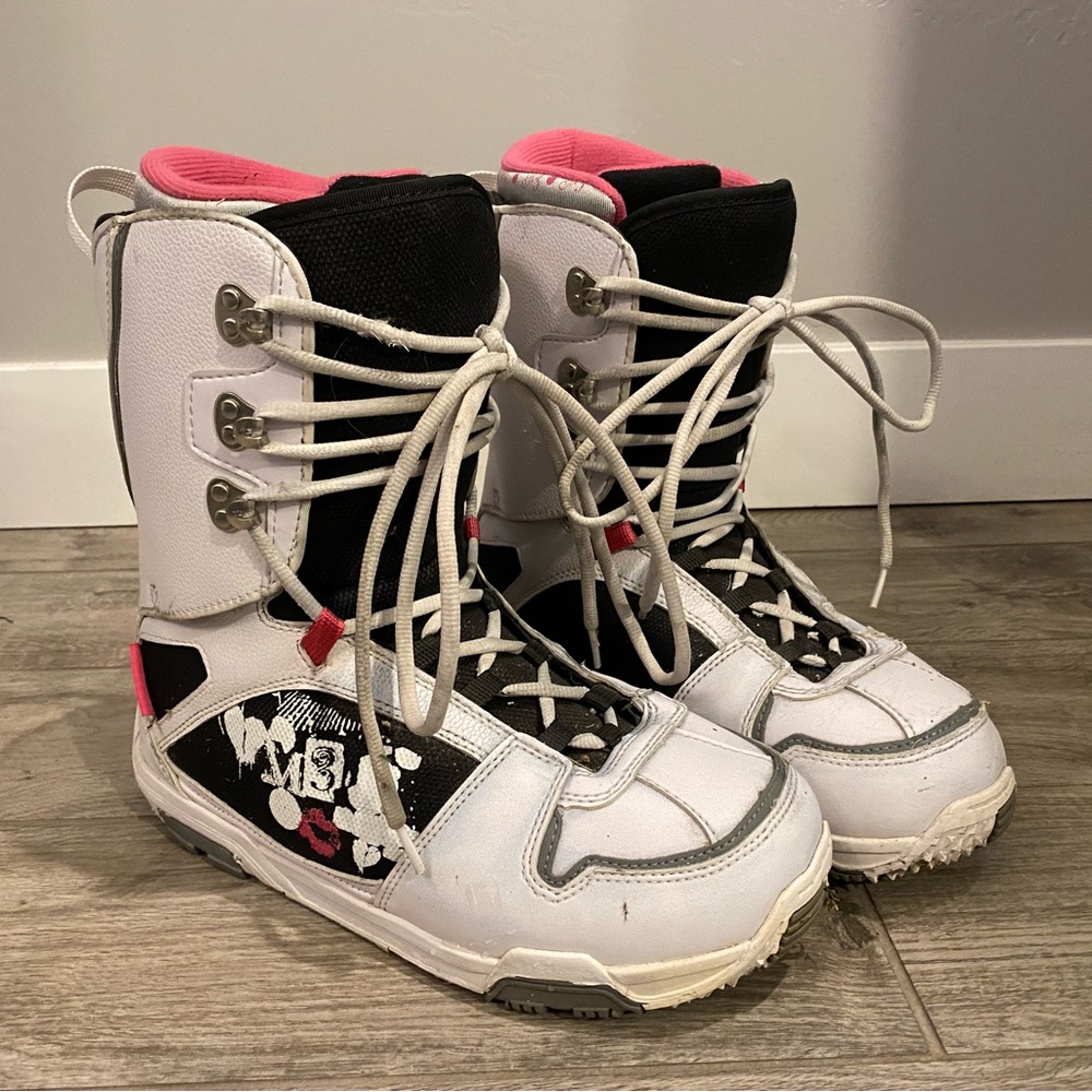 Women’s snowboarding boots